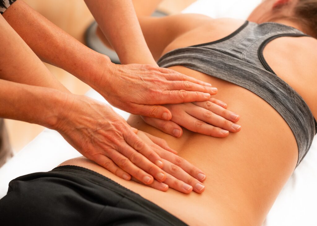 Das Bild zeigt einen Rücken, der mittels Physiotherapie behandelt wird.